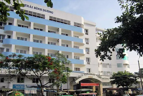 Bé gái đuối nước thương tâm tại bể bơi khách sạn ở Nghệ An