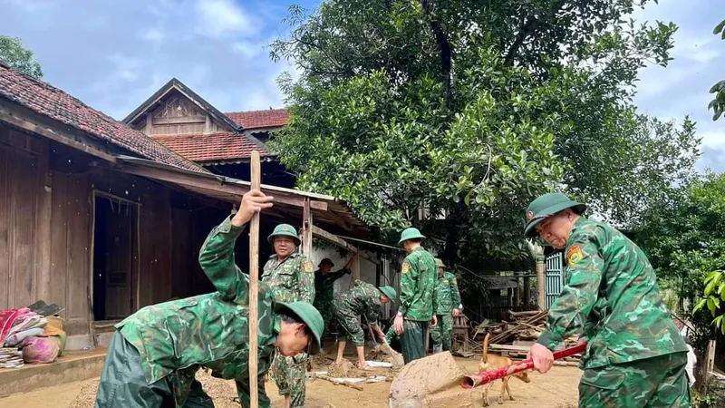 Lực lượng vũ trang giúp người dân khắc phục hậu quả lũ quét