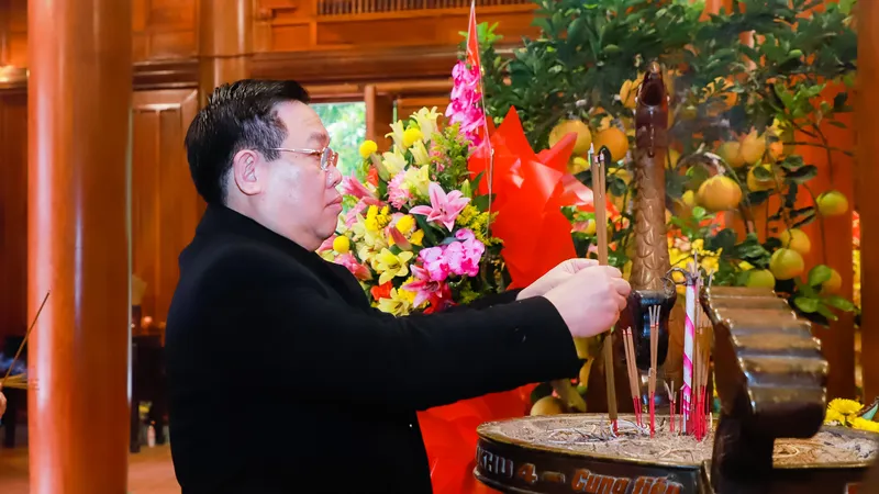 Chủ tịch Quốc hội Vương Đình Huệ dâng hương tưởng niệm Chủ tịch Hồ Chí Minh và chúc tết tại Nghệ An