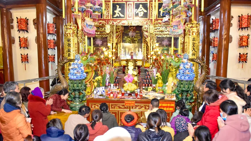 Hàng ngàn người chen chân đi lễ Na Sơn động phủ đầu năm