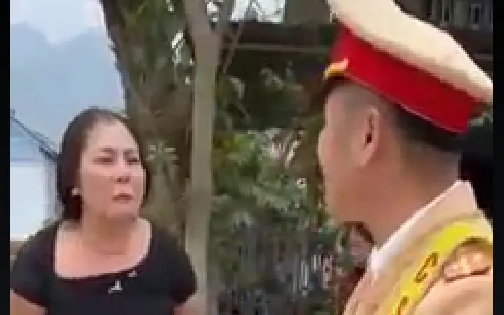 Làm rõ vụ người phụ nữ xúc phạm cảnh sát giao thông