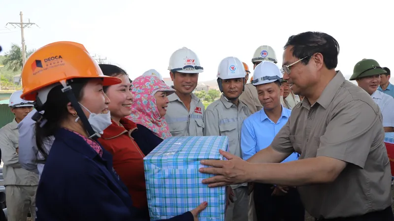 Thủ tướng Phạm Minh Chính đôn đốc tiến độ, động viên lực lượng thi công cao tốc Bắc - Nam 