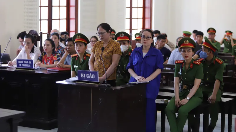 Bị cáo Lê Thị Dung (áo xanh) tại tòa