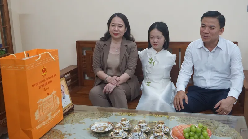 Phó Chủ tịch nước Võ Thị Ánh Xuân thăm, tặng quà cô giáo “vẽ đời mình bằng chân” 
