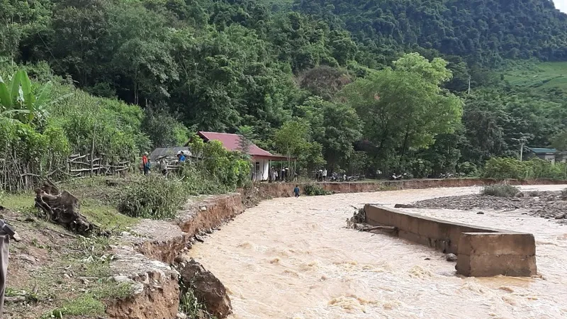 Nghệ An: Nỗ lực mở đường vào các bản bị cô lập do mưa lũ