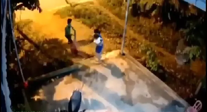 Khởi tố người cha cầm chân con quẳng ra đường