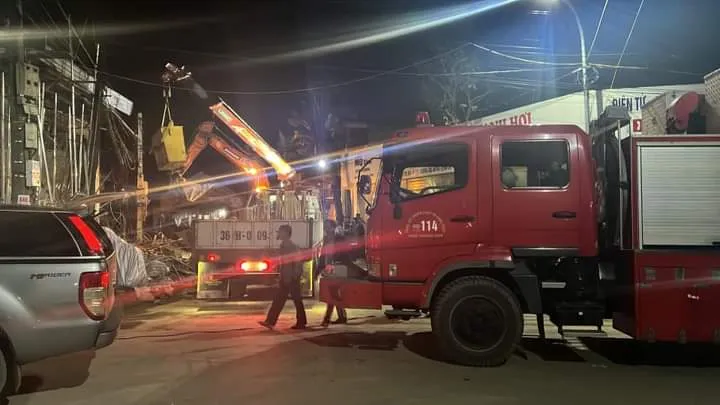 Sập giàn giáo, một người bị vùi lấp