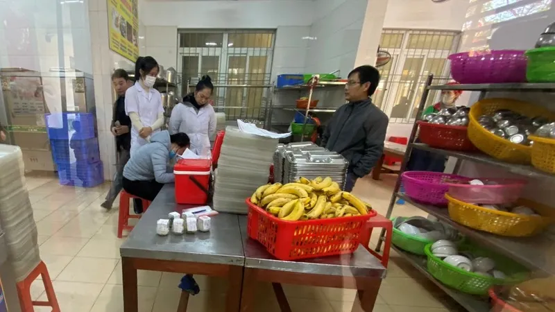 Thanh Hóa: Nhiều học sinh phải nhập viện sau bữa ăn trưa ở trường