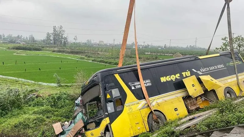 Lật xe khách trên Quốc lộ 1A