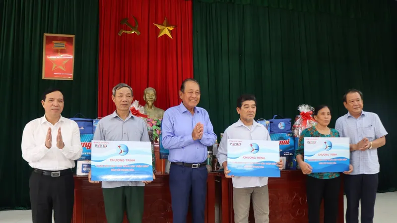 Chương trình “Cùng ngư dân thắp sáng đèn trên biển” trao quà cho ngư dân Thanh Hóa 