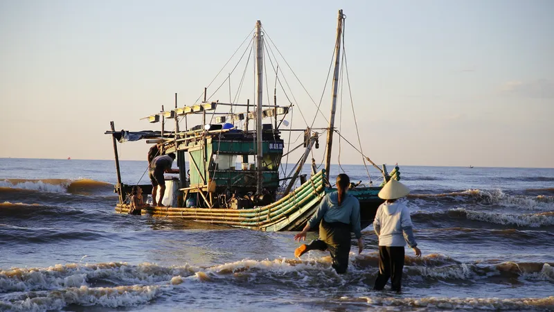 Nghỉ lễ, ngư dân vẫn hào hứng ra khơi