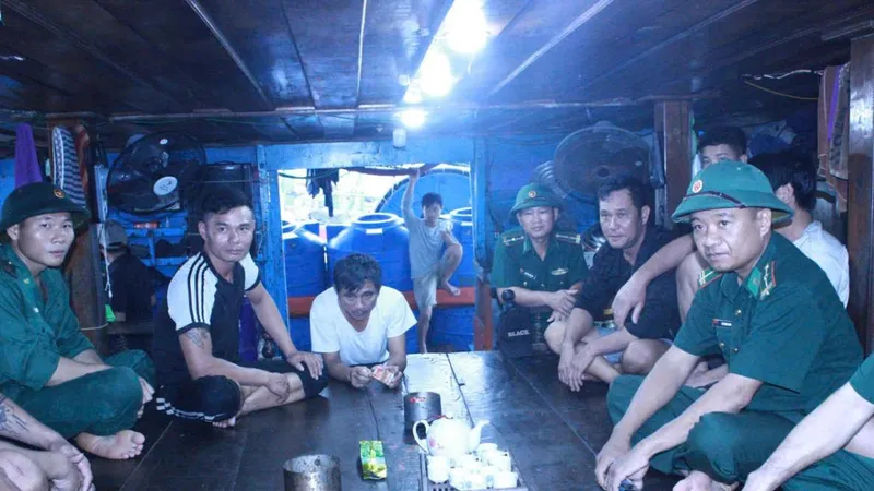 Tàu cá bị cháy và chìm trên biển, 12 ngư dân được cứu sống