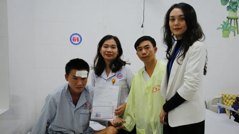 Báo Sài Gòn Giải Phóng trao tiền của bạn đọc tiếp sức 2 hoàn cảnh bệnh tật tại Nghệ An