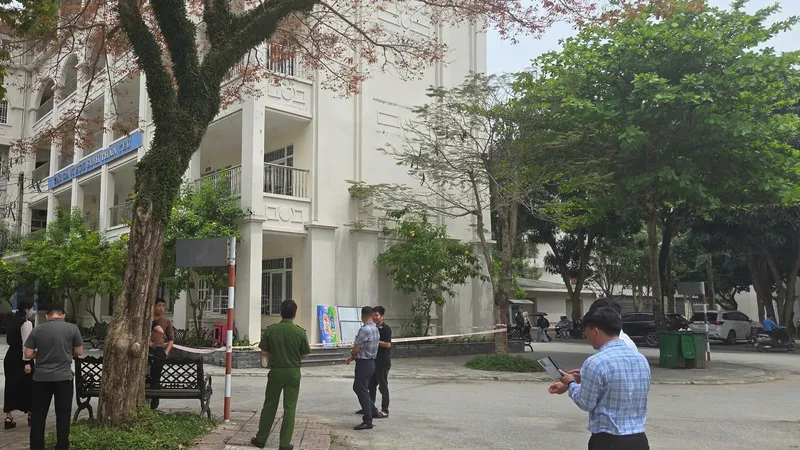 Một học sinh bị chấn thương sọ não do lan can rơi xuống sân trường