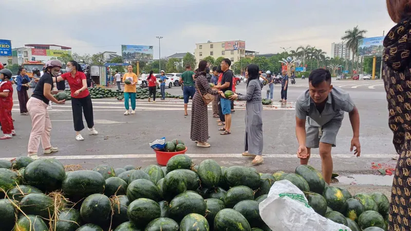 Xe tải chở dưa hấu gặp nạn, người dân chung tay “giải cứu”