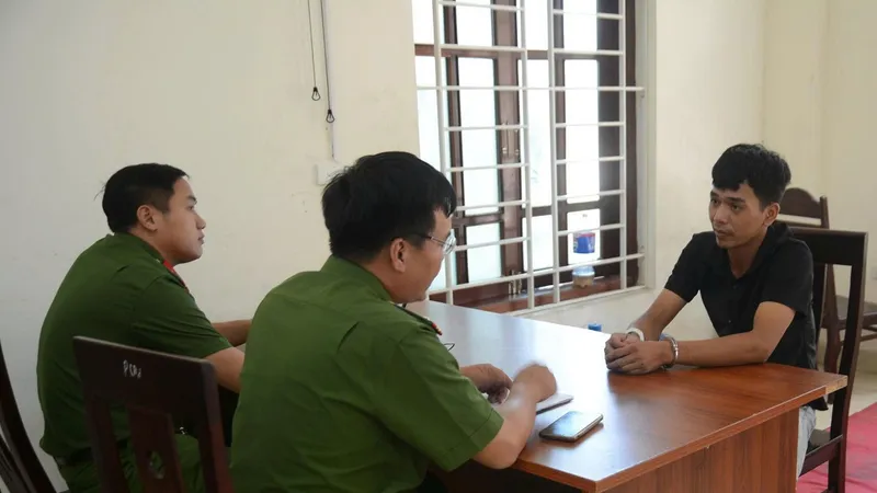 Cơ quan Công an lấy lời khai của Nguyễn Khắc Nhật. Ảnh: CÔNG AN NGHỆ AN