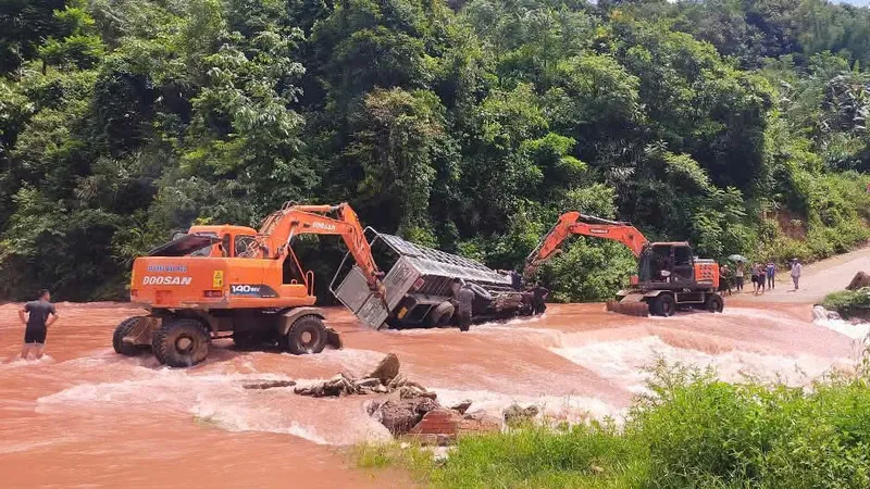 Nghệ An: Mưa lớn gây sạt lở, chia cắt tại xã miền núi Na Loi