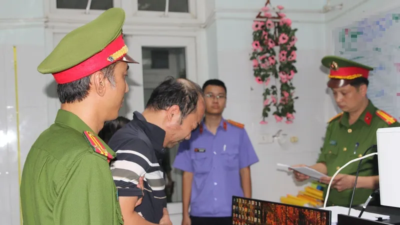 Vụ ô tô va chạm xe máy rồi lao xuống sông tại Nghệ An: Tạm giữ khẩn cấp tài xế ô tô 
