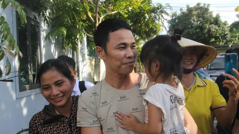 Bị cáo trong vụ án “gà lôi trắng” vui mừng khi được trở về nhà