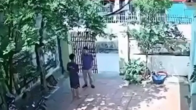 Hình ảnh thầy T. đến nhà, gọi học sinh ra và tát vào mặt. Ảnh cắt từ clip