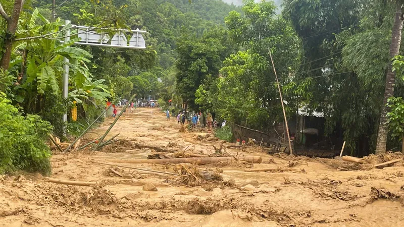 Thanh Hóa: Lũ về, sơ tán khẩn cấp hơn 100 hộ dân