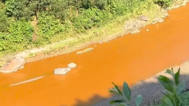 Nghệ An: Nước suối Nậm Huống bất ngờ đổi màu đỏ quạch
