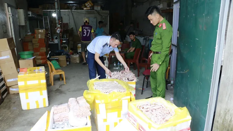 Cơ quan chức năng kiểm tra kho đông lạnh của Công ty TNHH thương mại thực phẩm Việt Đức. Ảnh: CÔNG AN NGHỆ AN