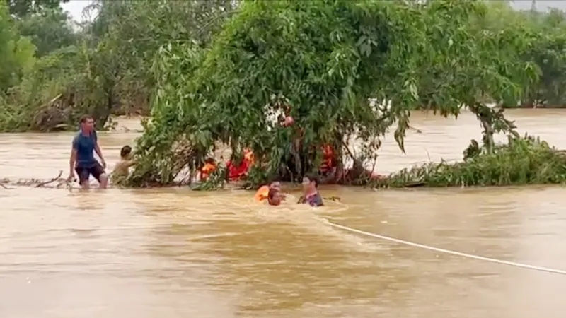 Cứu 6 người trong một gia đình thoát khỏi dòng lũ dữ