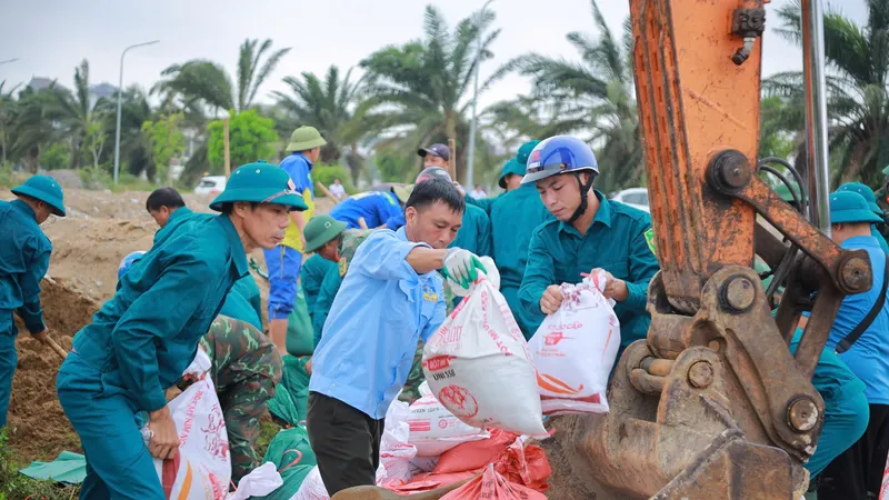 Khẩn trương khắc phục sự cố đê sông Vinh