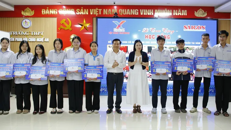 Báo Sài Gòn Giải Phóng và Tập đoàn GrowMax tiếp tục hỗ trợ, chăm lo học sinh hoàn cảnh khó khăn tại Nghệ An