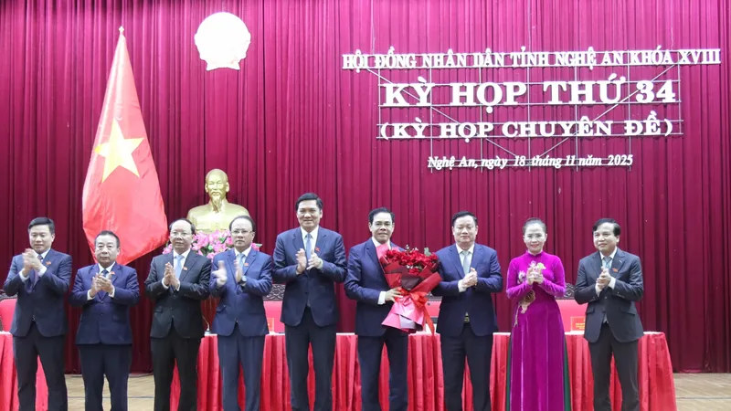 Đồng chí Võ Trọng Hải (thứ 4 từ phải qua) được bầu giữ chức Chủ tịch UBND tỉnh Nghệ An