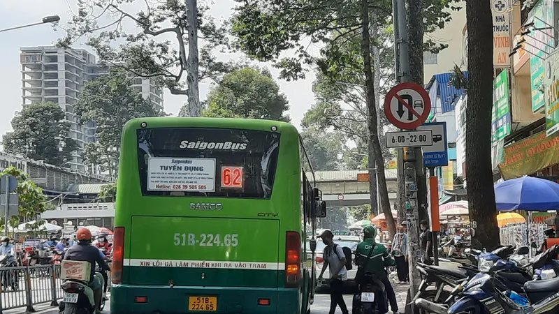 TPHCM: Nhiều trạm dừng, nhà chờ xe buýt biến thành nơi đậu xe, buôn bán