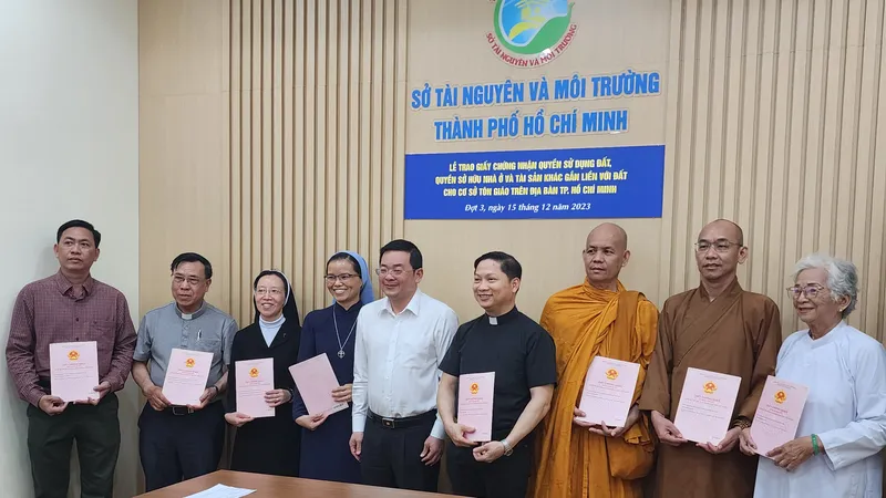 Sở TN-MT TPHCM trao sổ hồng cho 12 cơ sở tôn giáo