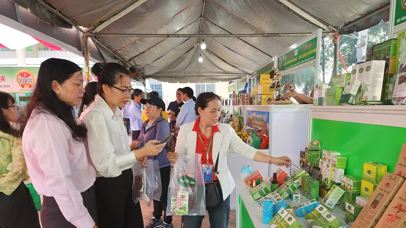 TPHCM: 24 gian hàng tham gia Phiên chợ nông sản 2024