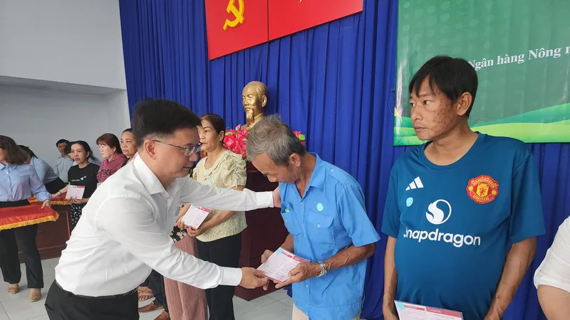 TPHCM: Trao tặng 150 sổ tiết kiệm nghĩa tình cho hội viên nông dân