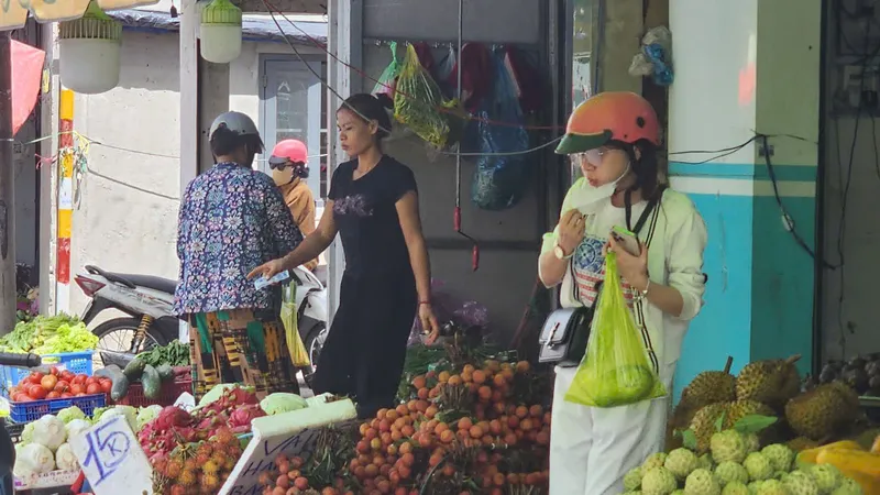 TPHCM: Vải thiều hạ giá, "dội chợ" nhưng tiêu thụ chậm
