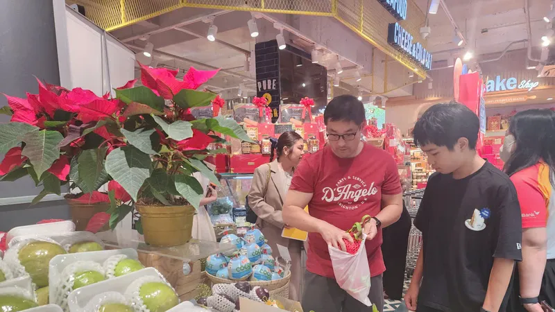 TPHCM: Giáp Tết Nguyên đán, trái cây ngoại ồ ạt “đổ bộ”