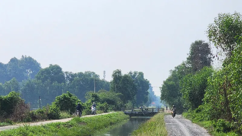 Kênh Đông chảy qua các xã Tân An Hội, Củ Chi... (TPHCM). Ảnh: ĐỨC TRUNG