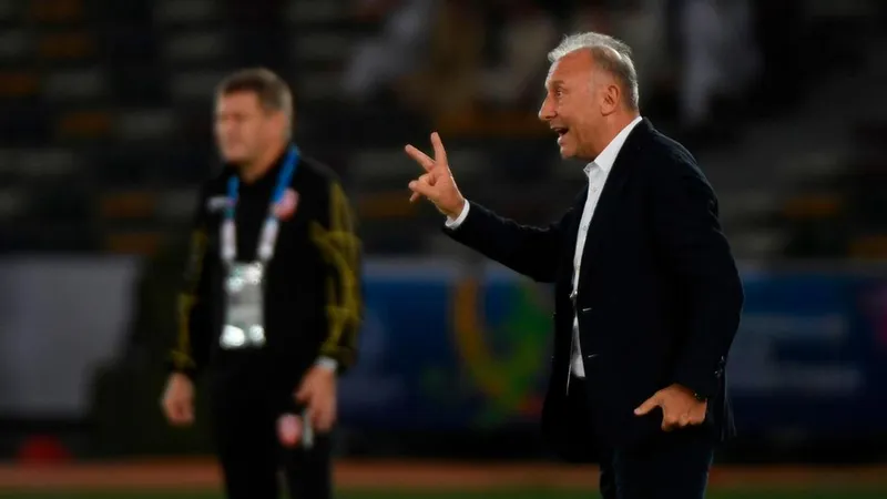 Zaccheroni trong trận UAE hòa Bahrain 1-1