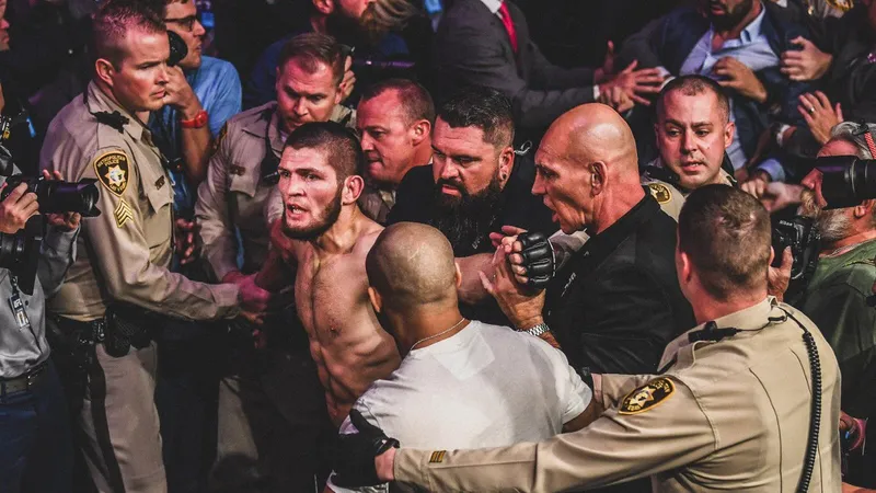 Khabib bị cảnh sát và nhân viên an ninh dẫn giải sau vụ ẩu đả ở sự kiện UFC 229