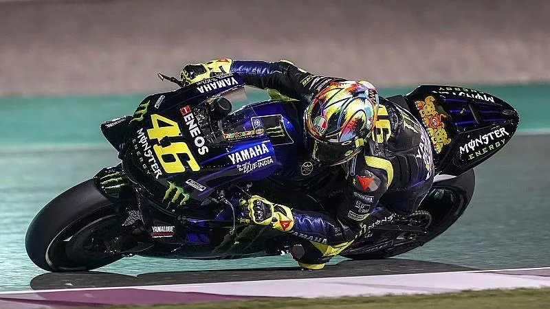 Valentino Rossi đang vào cua cùng với chiếc YZR-M1 trên đường đua tại Qatar