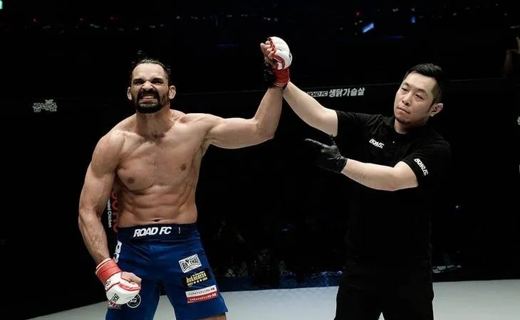 Michel Pereira đang thống trị ở Road FC