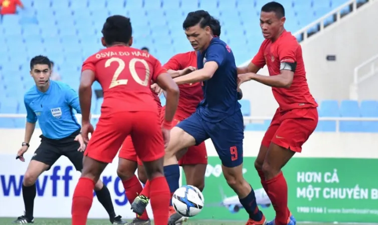 Supachai trước sự chăm sóc của các hầu vệ U23 Indonesia