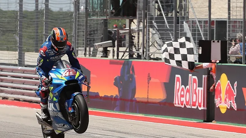 Alex Rins bốc đầu ăn mừng chiến thắng