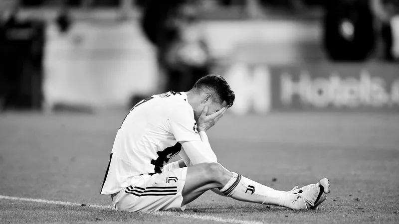 Ronaldo gục đầu trên sân bóng