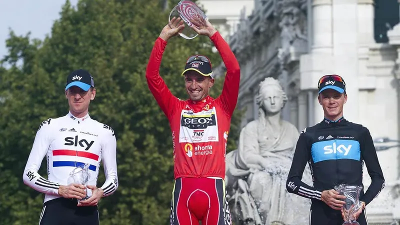 Cobo (giữa) thắng Áo đỏ Vuelta a Espana 2011, và Froome (bên phải) xếp hạng nhì