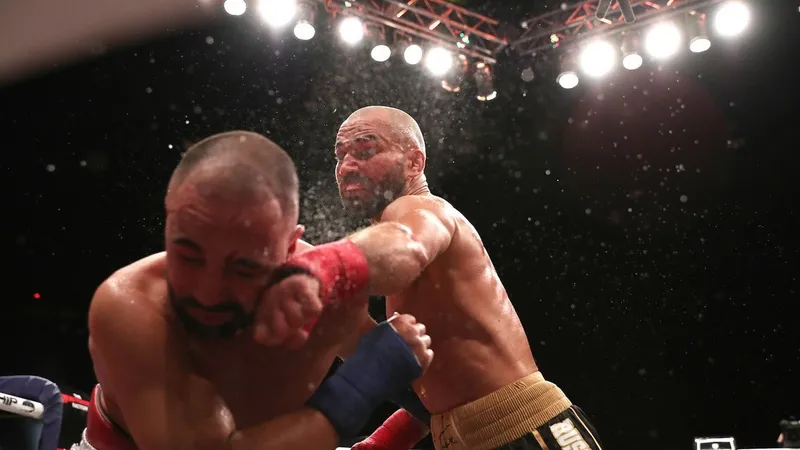 Lobov tung quyền trúng mặt Malignaggi