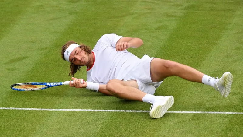 Stefanos Tsitsipas ngã ngựa, hình ảnh tiêu biểu khi Next Gen thua sấp mặt trong ngày thi đấu đầu tiên