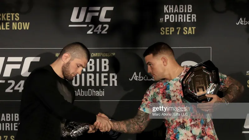 Khabib (trái) sẽ đấu với Poirier vào ngày 7-9 tới đây