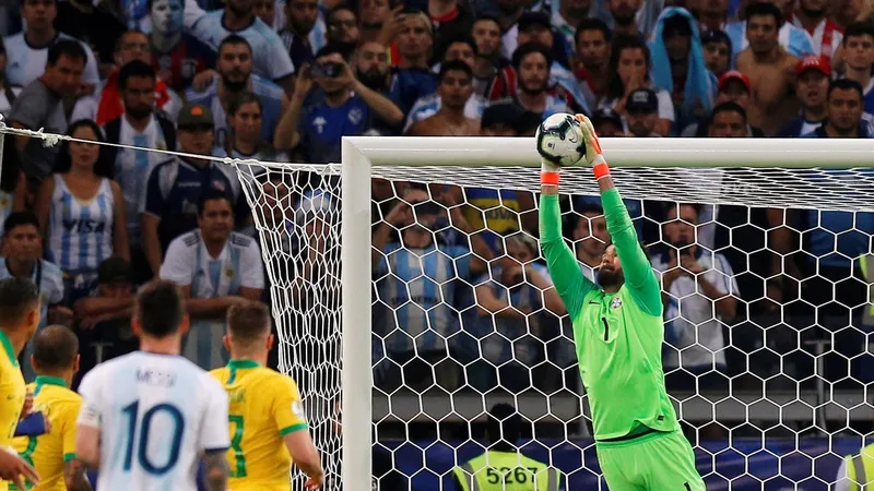 Alisson và ph bay người bắt bóng bằng 2 tay từ tình huống Messi đá phạt hàng rào